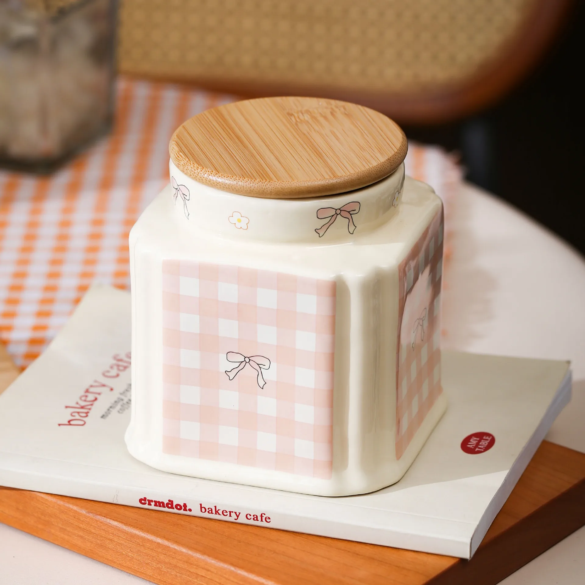 

High-value ceramic sealing jar, cute household sugar and tea storage container for Instagram.