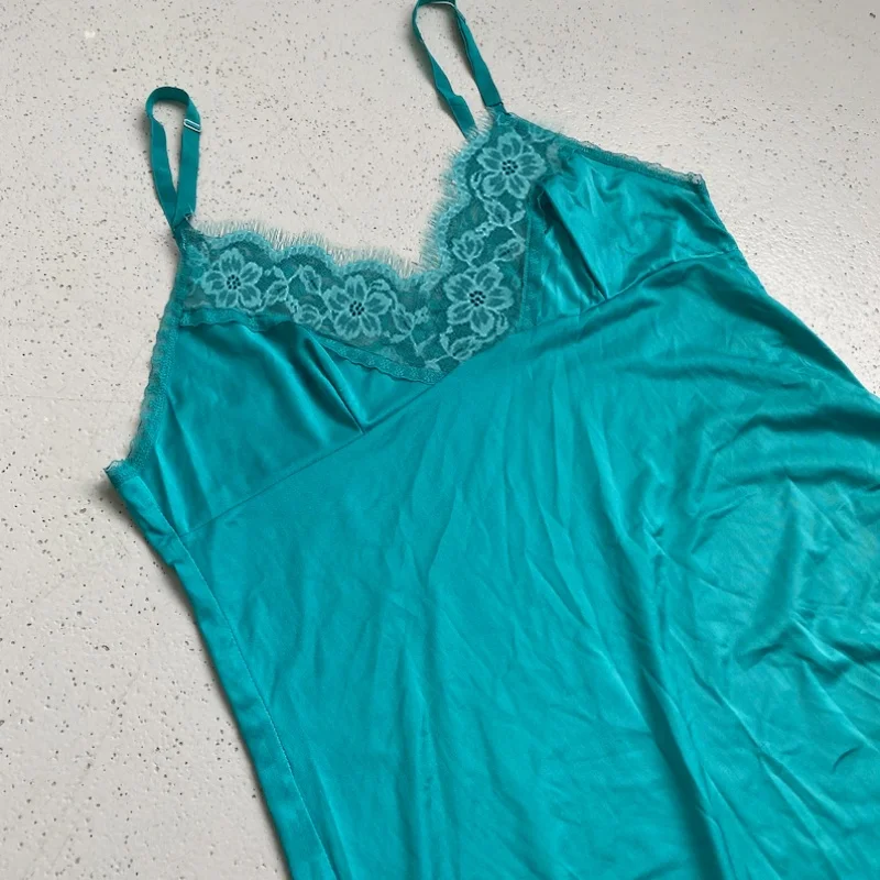 เสื้อสายเดี่ยวผ้าซาตินแต่งลูกไม้สไตล์ Y2K สำหรับสาวๆ ผ้าไหมชายเสื้อไม่เท่ากัน เสื้อสายเดี่ยวยาวปานกลาง เหมาะสำหรับออกงานปาร์ตี้ ﻿