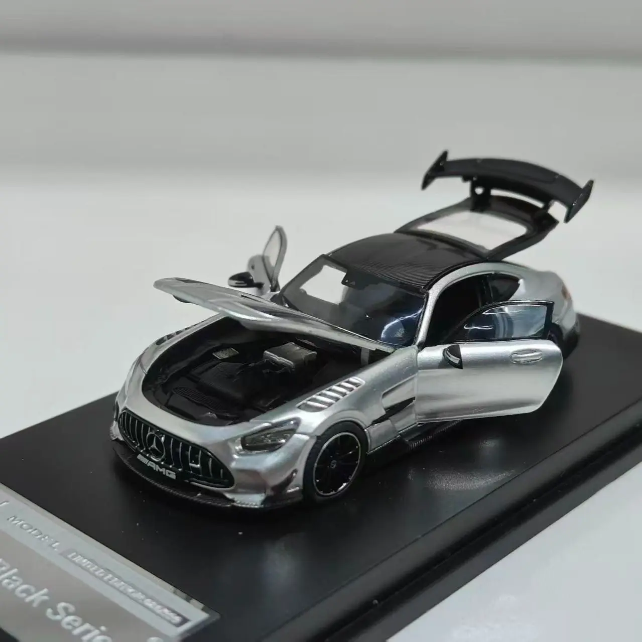 MJ MODELO 1:64 Mercedes-Benz AMG GT Black Series restauran detalle del compartimento del motor modelo de carreras de aleación