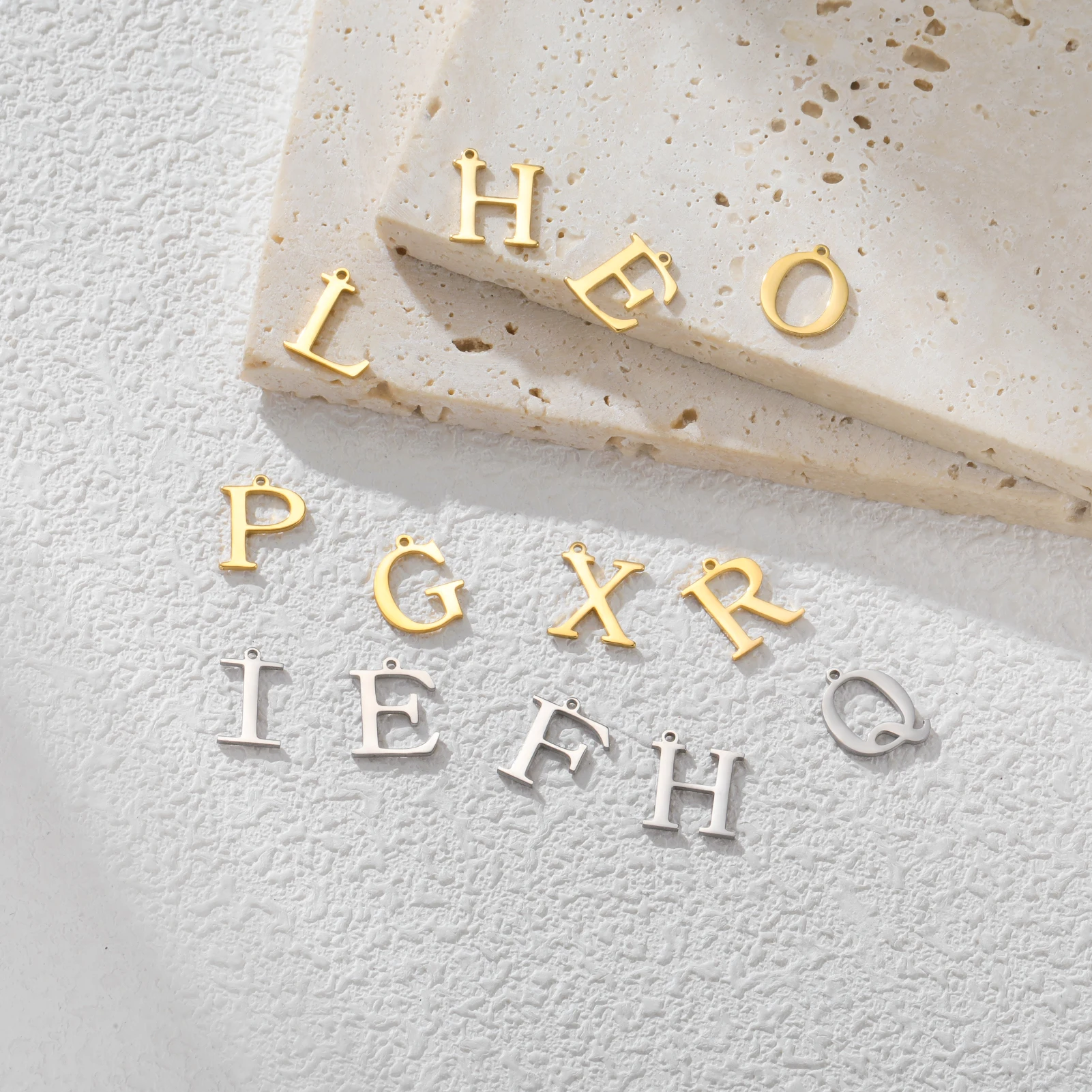 Skyrim 5 Stück/Set A-Z Initialen-Buchstaben-Anhänger aus Edelstahl in Goldfarbe, DIY-Alphabet-Anhänger für Halsketten, Armbänder und Schmuckherstellung – Detail 6