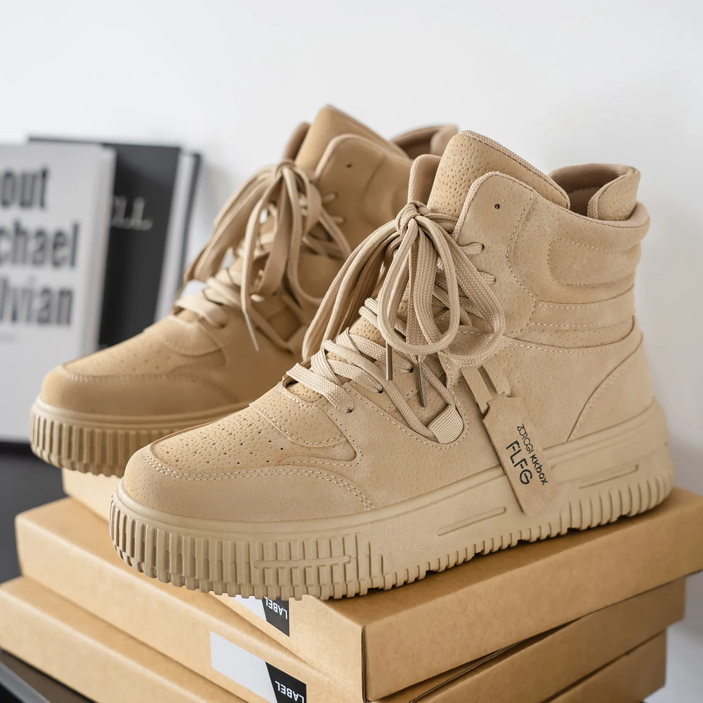 High Top Men's Shoes in Autumn and Winter, Trendy and Versatile, with A High-end Feel. Board Shoes with Thick Soles for Teenager