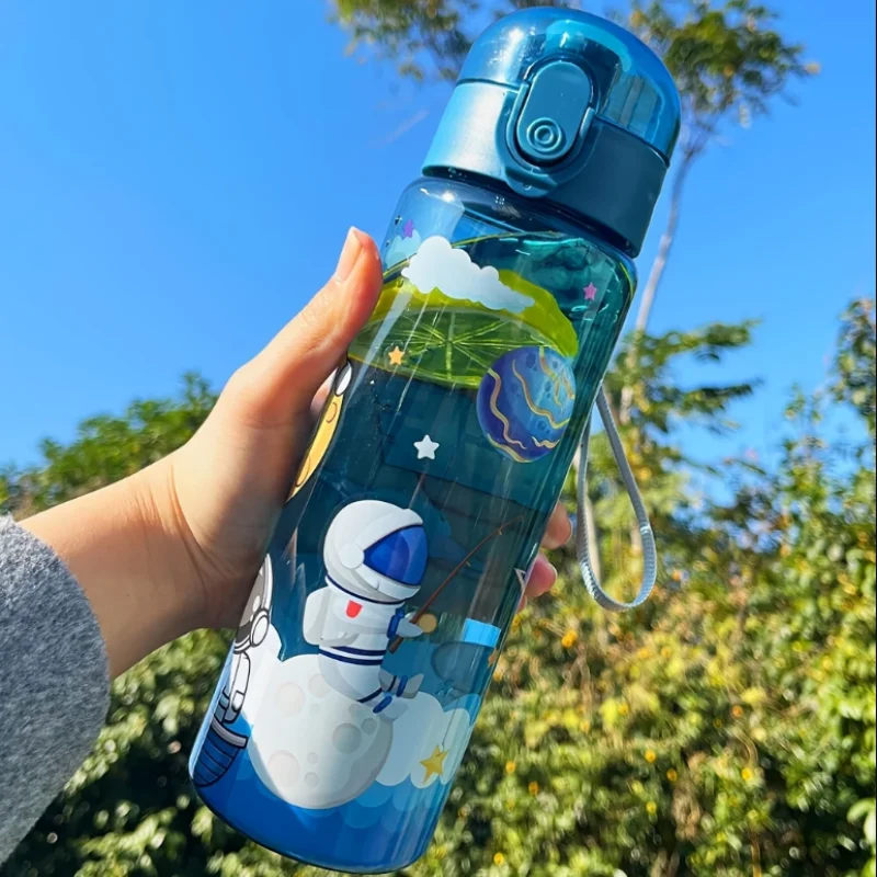 زجاجة مياه رياضية لطيفة للدراجات النارية برسوم كرتونية سعة 780 مل تأتي مع غطاء محكم الغلق وحزام حمل. مثالية للأنشطة الخارجية #3