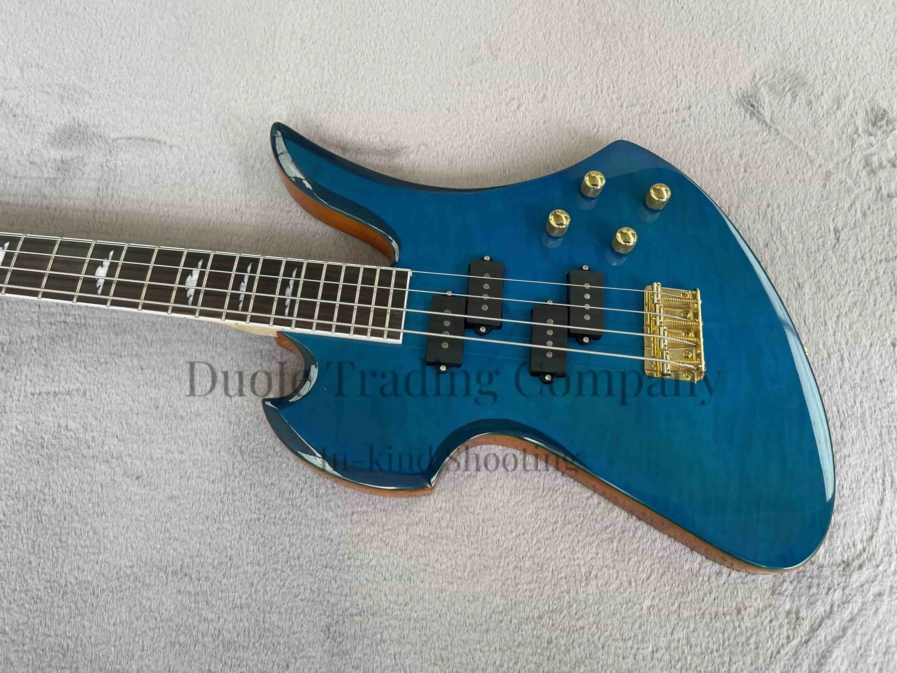 

Classic blue bass, 4-string bass, solid wood body, quilted maple top, golden fixed bridge, maple neck, factory custom