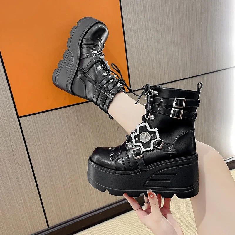 Sepatu bot Platform Chunky wanita, sneaker kulit paten rantai logam 9CM Punk musim dingin untuk perempuan