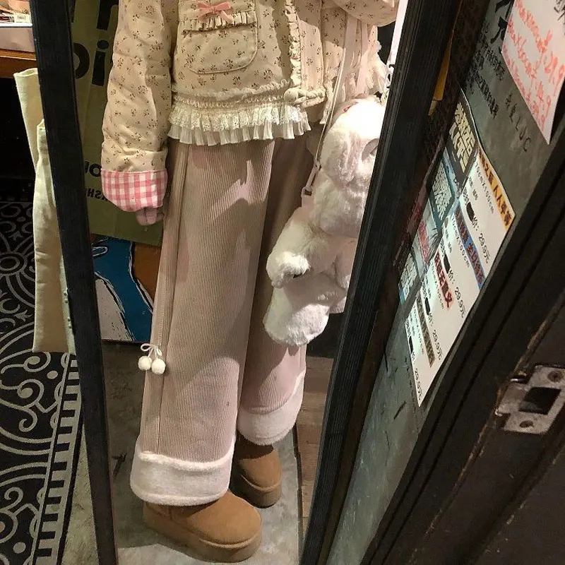 กางเกงขายาวผ้ากำมะหยี่สีชมพูหวานน่ารักสำหรับผู้หญิง แต่งขนปุยเล็กๆ ปลายขาจั๊ม  ใส่ได้ทั้งฤดูใบไม้ร่วงและฤดูหนาว ดีไซน์เก๋ไก๋ ตัดต่อผ้าอย่างมีสไตล์ ให้ความอบอุ่น สวมใส่สบาย