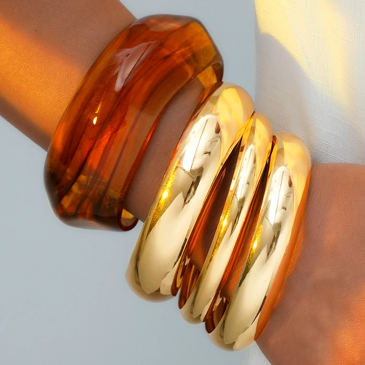 4-teiliges Armreif-Set aus bernsteinfarbenem Harz und goldfarbenem Metall für Damen, klobiges, glattes Rohrarmband, minimalistisches Armband, trendiger Schmuck, Geschenk