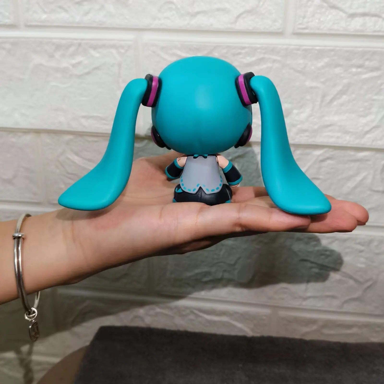 Hatsune Miku FuFu لطيف Q نسخة يجلس التعبير المزدوج سطح المكتب دمية حالة الديكور اليدوية لعبة الشكل لهواة الجمع