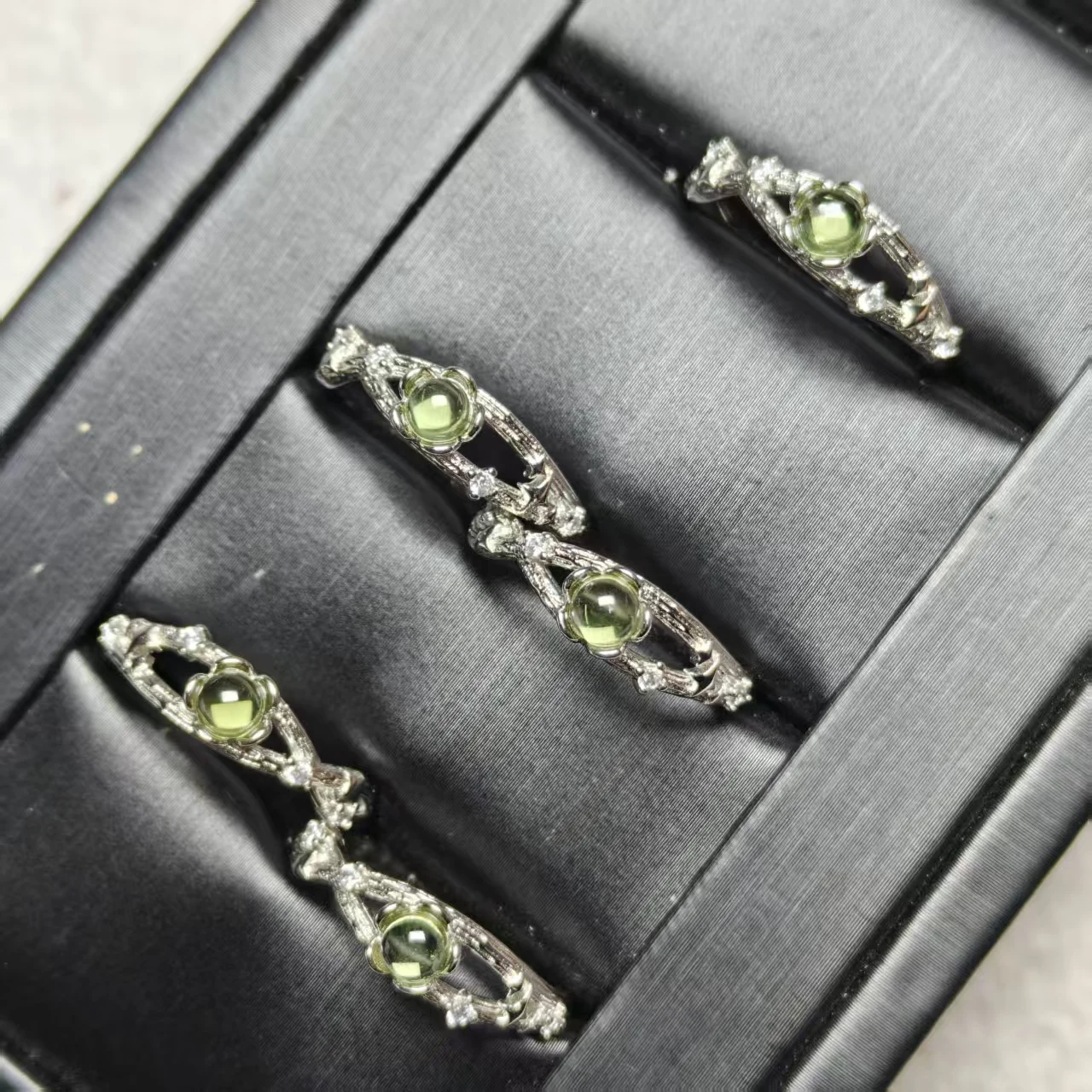 Großhandel Natürliche Peridot-Perlen Runde Kupferringe Modischer Hochschmuck, Bewegliche Ringe mit Verstellbarer Öffnung als Geschenk – Detail 4