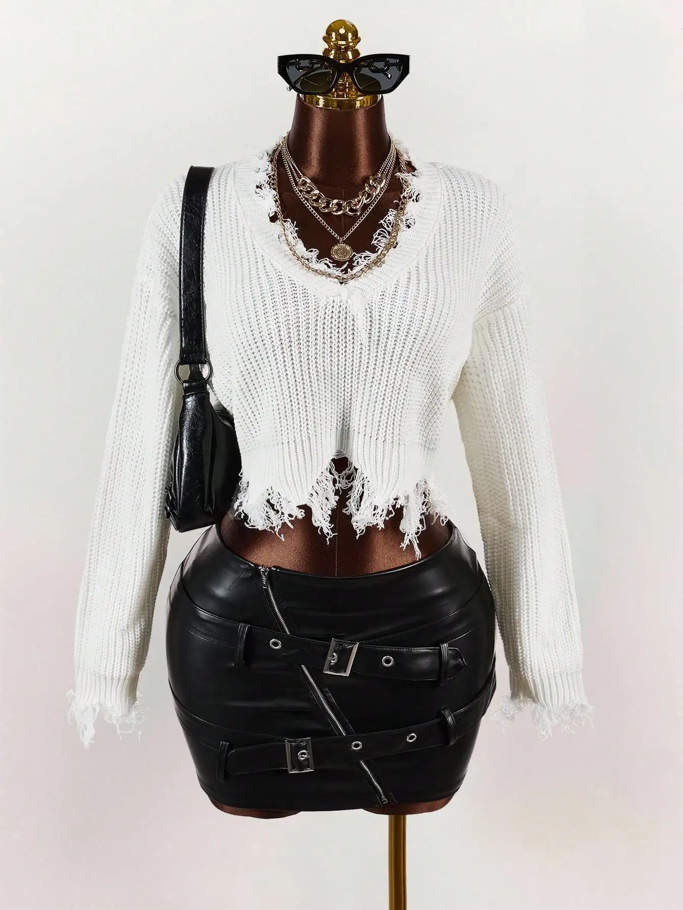 

Белый укороченный свитер с эффектом потертости, со спущенным плечом, с длинными рукавами и V-образным вырезом, для весны