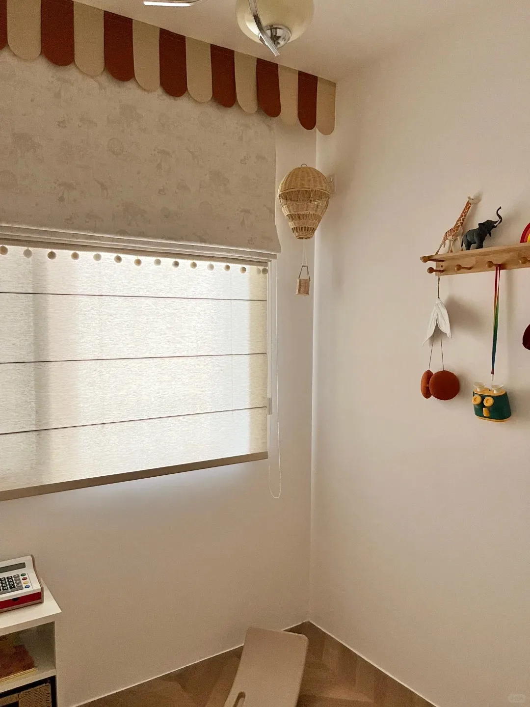 Sunroad Custom Made Blackout Day & Night Римский тент с моторизованным подъемником для детской спальни или эркера, изготовленный из льна.