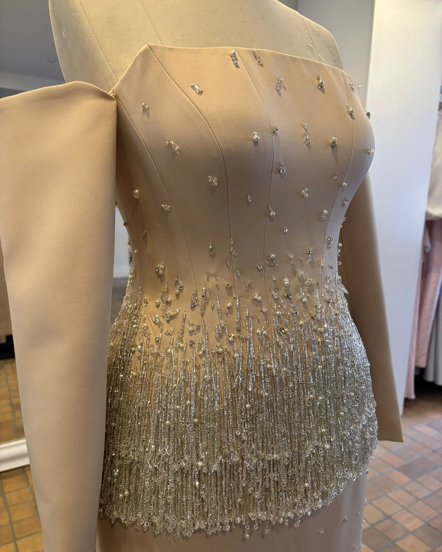 뜨거운 판매 사우디 아라비아 Strapless 이브닝 드레스 인어 누드 핑크 반짝 이는 페르시 술 진주 스팽글 공식 파티 댄스 파티 드레스