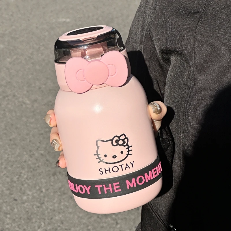 700ML Butelka na wodę Sanrio Hello Kitty o dużej pojemności Uroczy przenośny kubek na wodę ze słomką do uprawiania sportów na świeżym powietrzu