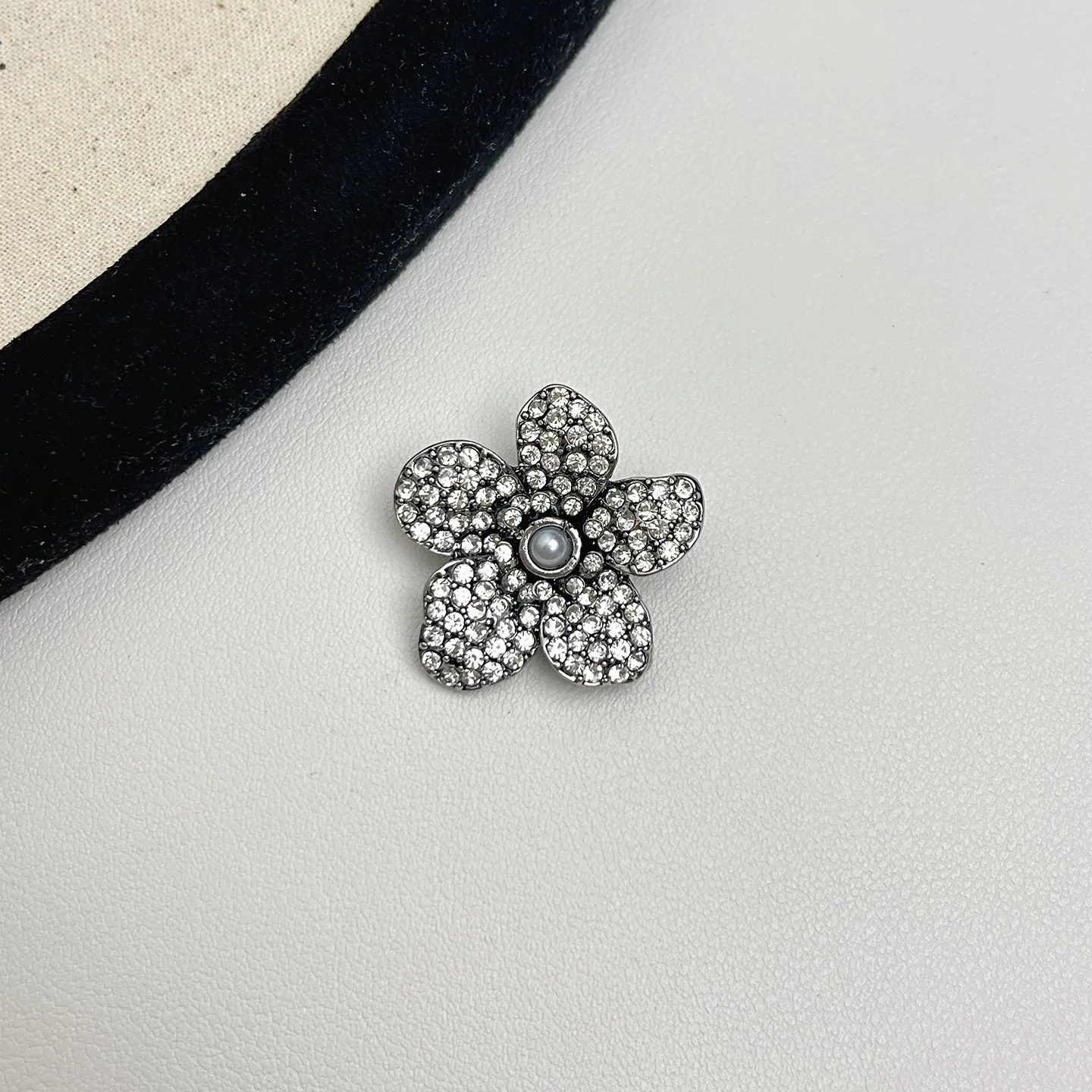 

Брошь Zr Niche Design в ретро-стиле с бриллиантами в форме пчелы и подсолнуха для женщин, легкая роскошь, премиальный вид, подходит для костюмов и пальто