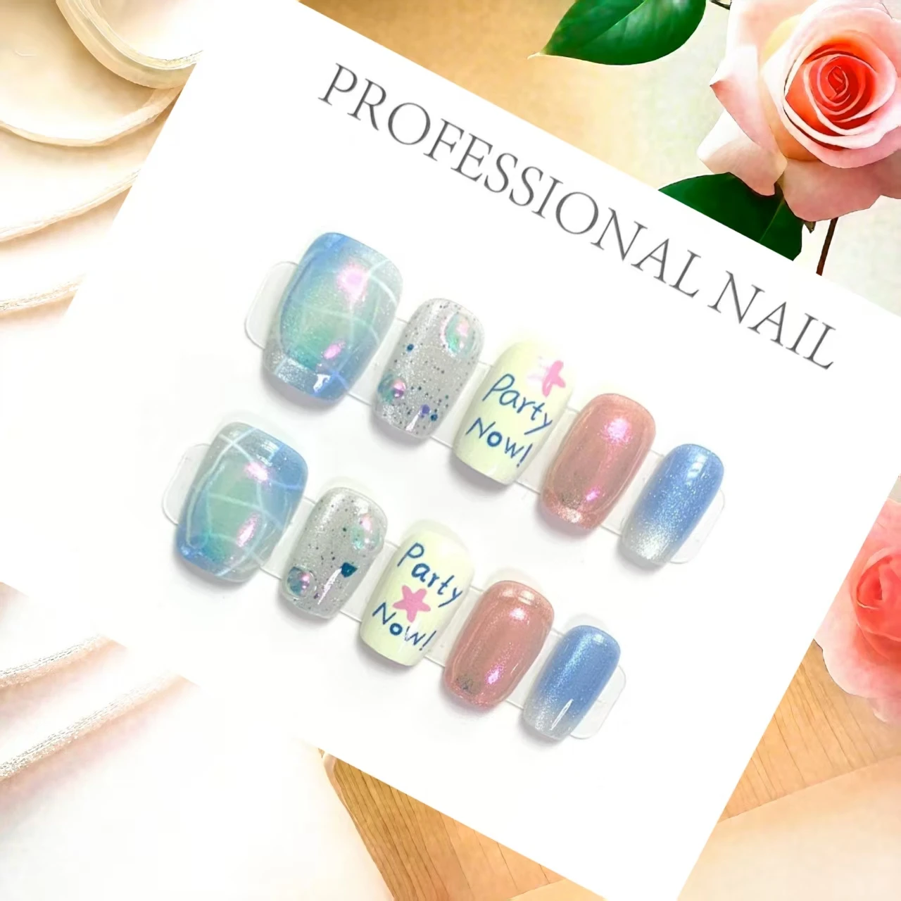 Ongles à échelle courte faits à la main, Design de fête bleu, faux ongles simples pour un usage quotidien avec outils 4 pièces, onglets adhésifs pour ongles, 10 pièces