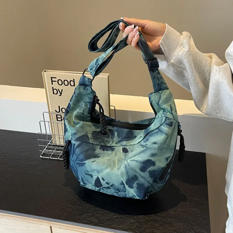 2024 Nuova tendenza Rendering Borsa per gnocchi in nylon Alla moda con una borsa a tracolla Borsa di tela semplice di nicchia leggera da donna