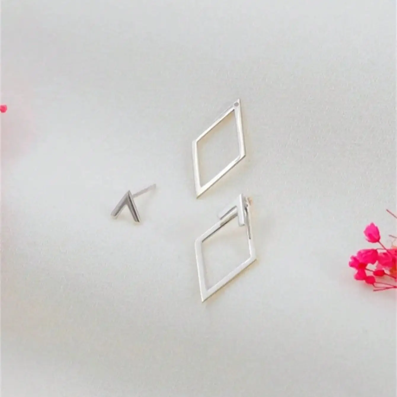 1 pair of retro geometric diamond shaped earrings on the back, fashionable and personalized design for women.