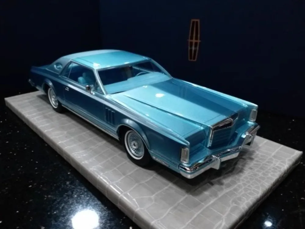 

AMC 1/18 Lincoln Continental Diamond Jubilee Edition Модель автомобиля Lincoln Continental Mark V Синие украшения Коллекционные подарки