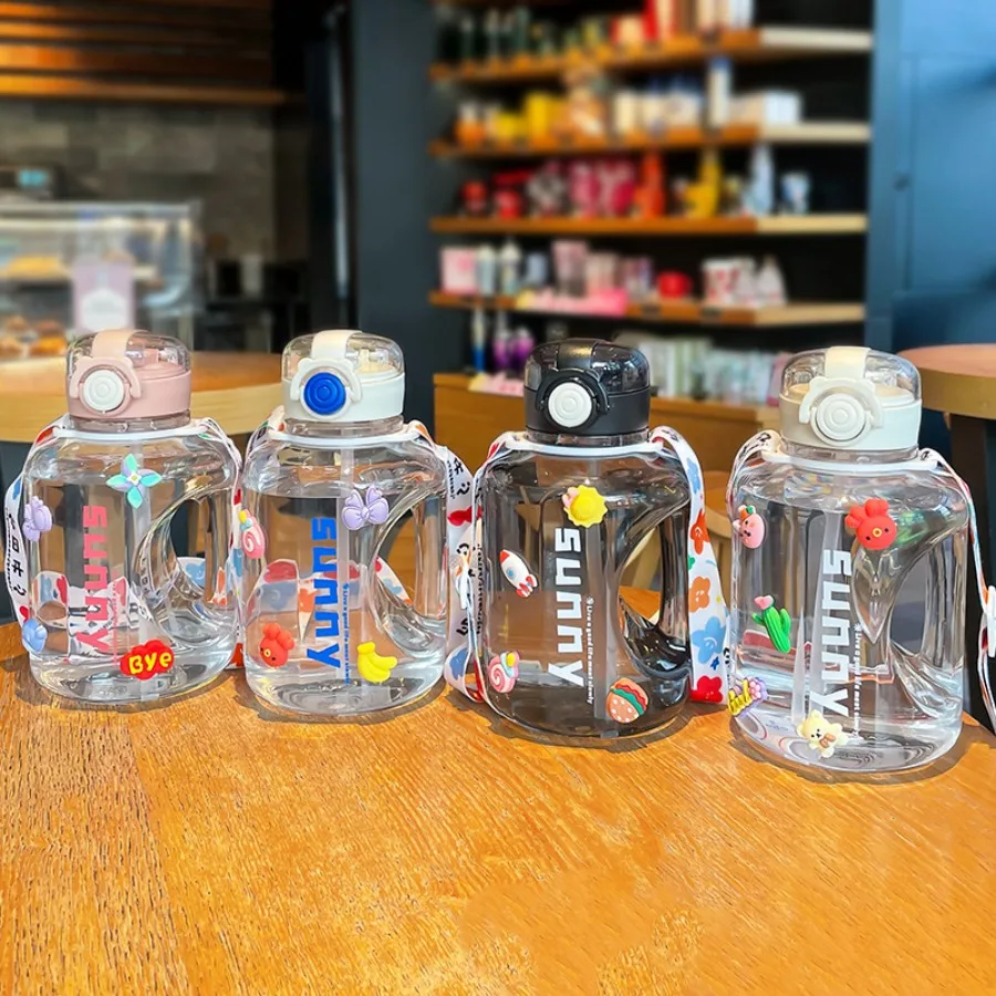 

Large-capacity sports and fitness plastic cup with snap-on lid for male and female students, suitable for leisure and daily use.