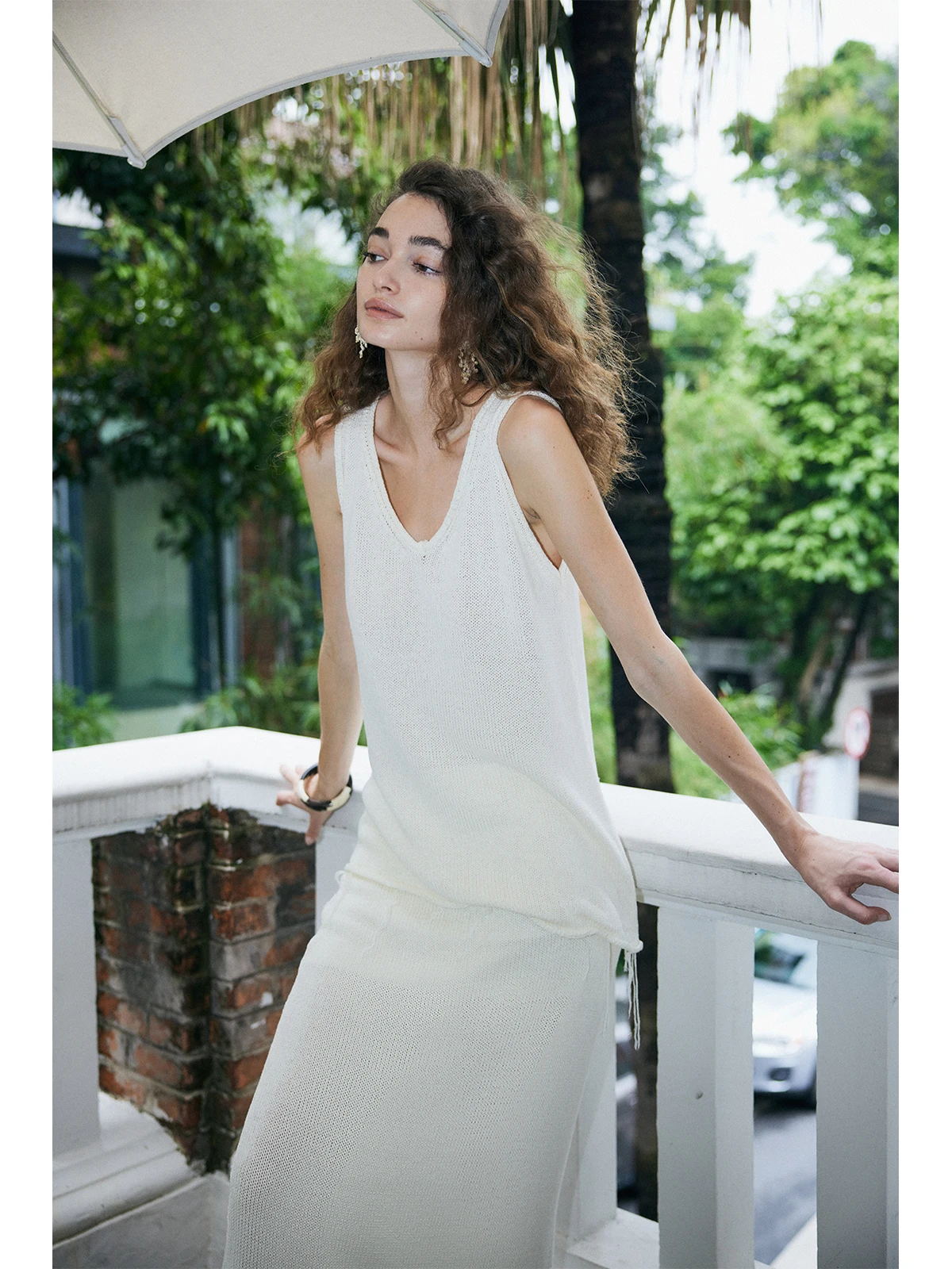 

Handmade Knitted Linen Silk Vest And Skirt Set Breathable Side Slit Design V-Neck Summer Fashion Ensemble for Women