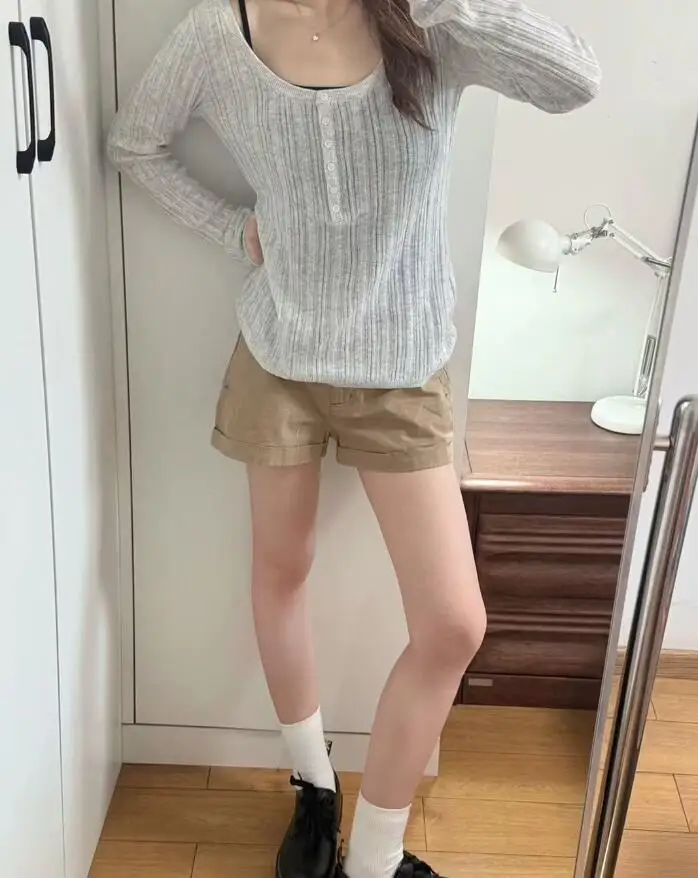 

Серая вязаная тонкая футболка с длинным рукавом, женская осенняя новинка, хлопковые футболки с круглым вырезом и пуговицами, милая футболка в консервативном стиле, топ Y2K