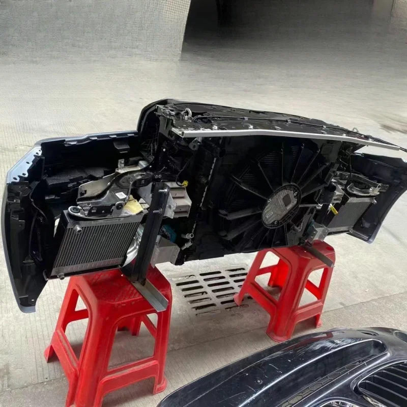 

Подходит для BMW M5 F90, M2, M3, M4, M6: передний амортизатор фары, крышка звукового сигнала, квадратный кронштейн, разобранные детали.