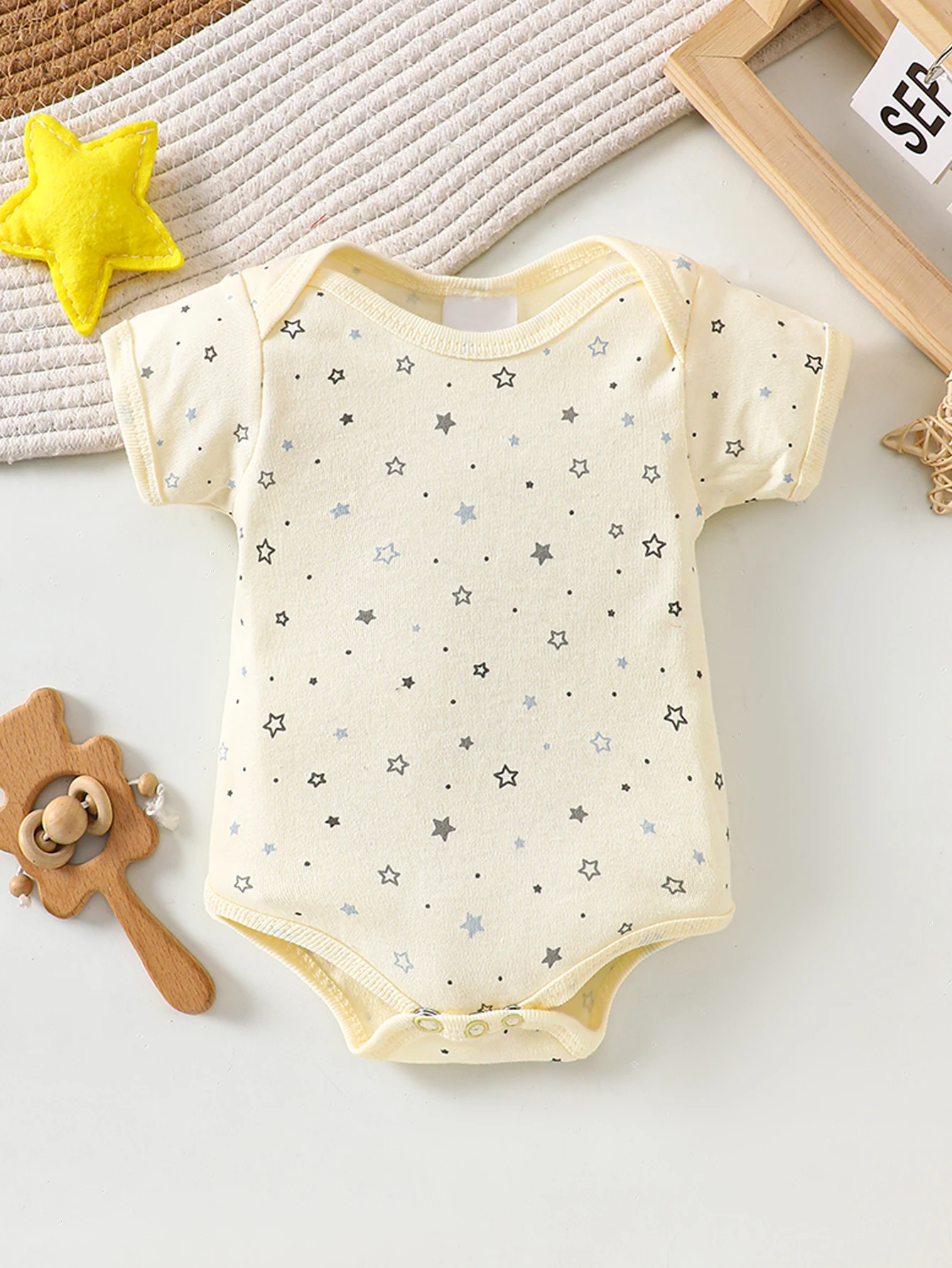 8-teiliges Neugeborenen-Strampler-Set 100% Baumwolle, Weich und Atmungsaktiv Beige mit Cartoon-Sternmuster 0-9M – Detail 4