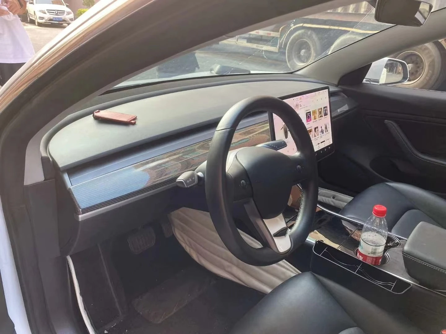 テスラ モデル3用 ドライカーボンファイバー ダッシュボードトリム 1個/セット インテリアカバー 車アクセサリー オート グロッシーブラック マルチメディアパネル