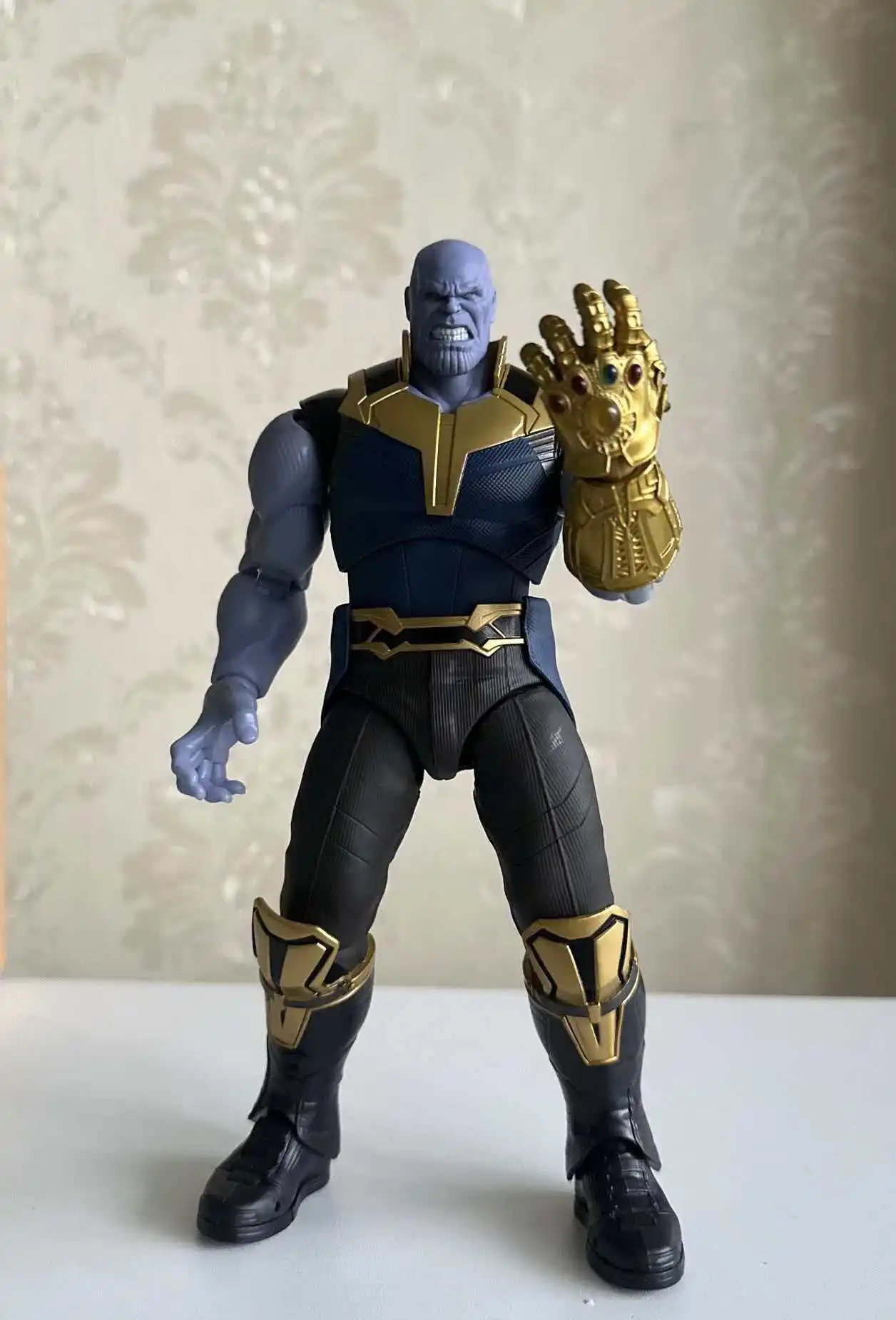 Novo em Estoque: Boneco Articulado Thanos dos Vingadores - Decoração de Mesa para Fãs, Ideal como Presente Surpresa de Feriado