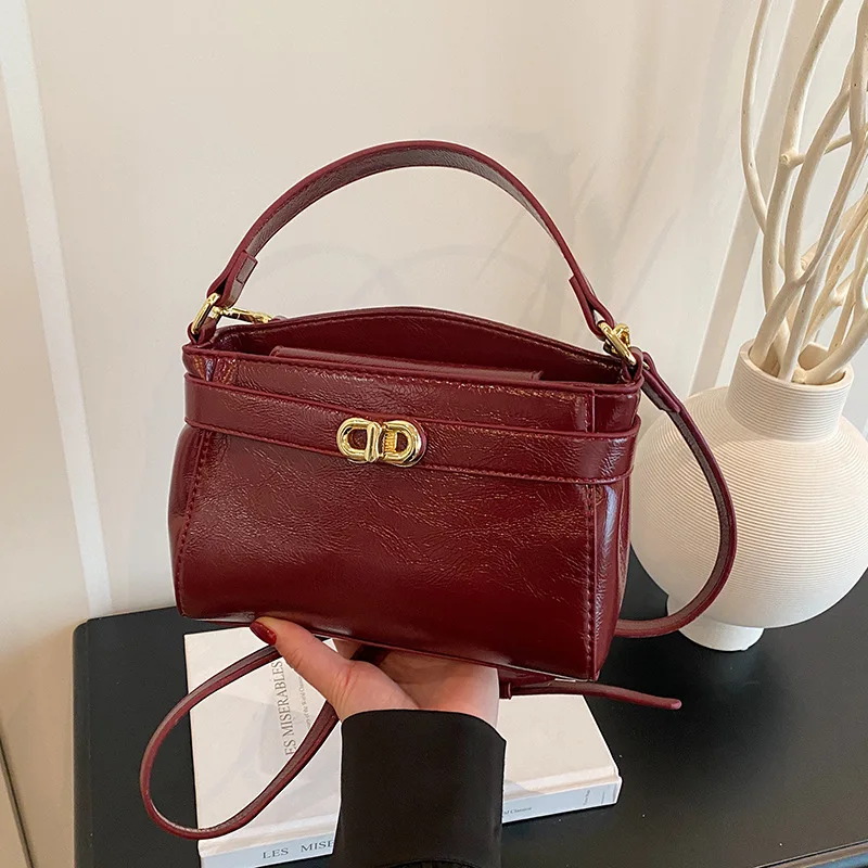 2025 High-end Texture Women's Small-Scale Retro Metal Clasp Shoulder Bag for Casual Commuting, Versatile Crossbody Bag