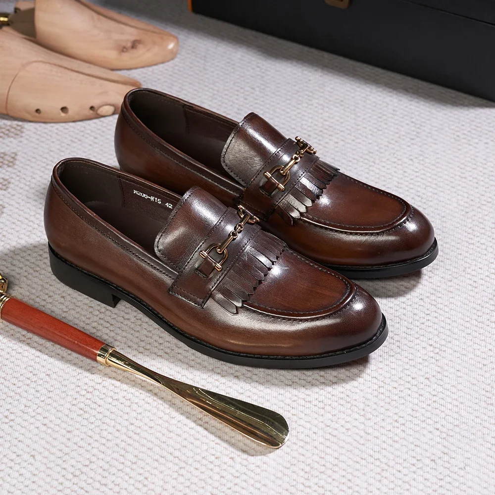 Mocassins clássicos masculinos de couro genuíno feitos à mão com borla, sapatos casuais com botão de metal para escritório, vestido de casamento