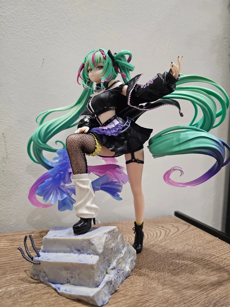 在庫あり。セガオリジナル「初音ミク-フィギュリズムα」パンクスタイルのアニメフィギュア。アニメファン向けのコレクションアイテム、卓上装飾、展示用モデル。