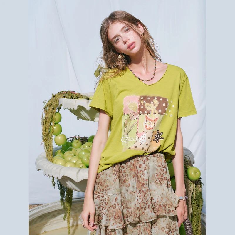 ELFSACK Women's Artistic T‑Shirt with Cat & Floral Patchwork Print, V‑Neck Short Sleeve Regular Fit Tee for Summer Casual Daily