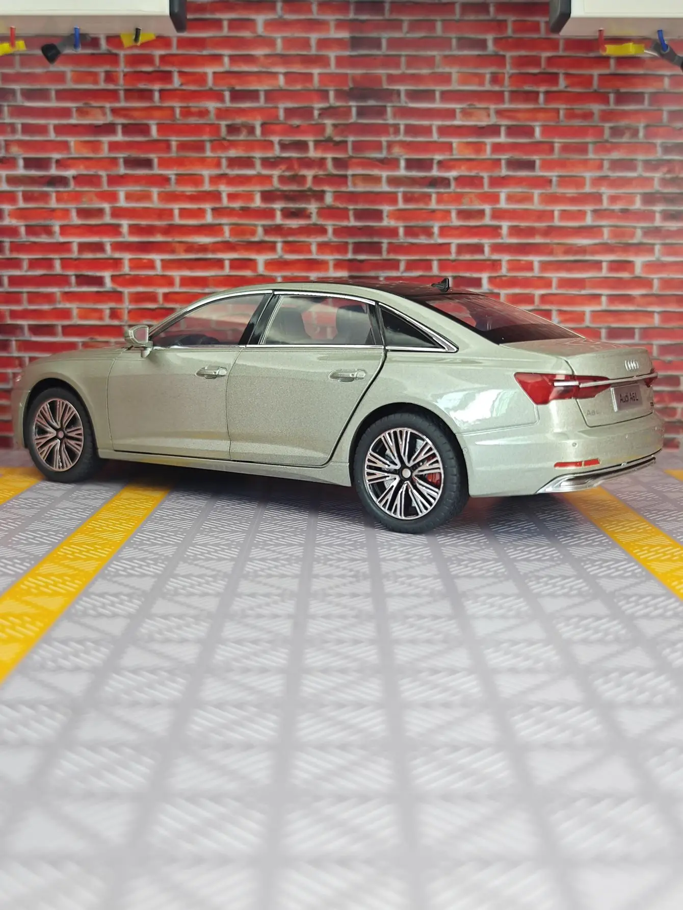 Simulación 1:24, adorno de modelo de coche de aleación Audi A6L, puertas y capó de motor, el maletero se puede abrir, decoración de regalos con sonido y luz