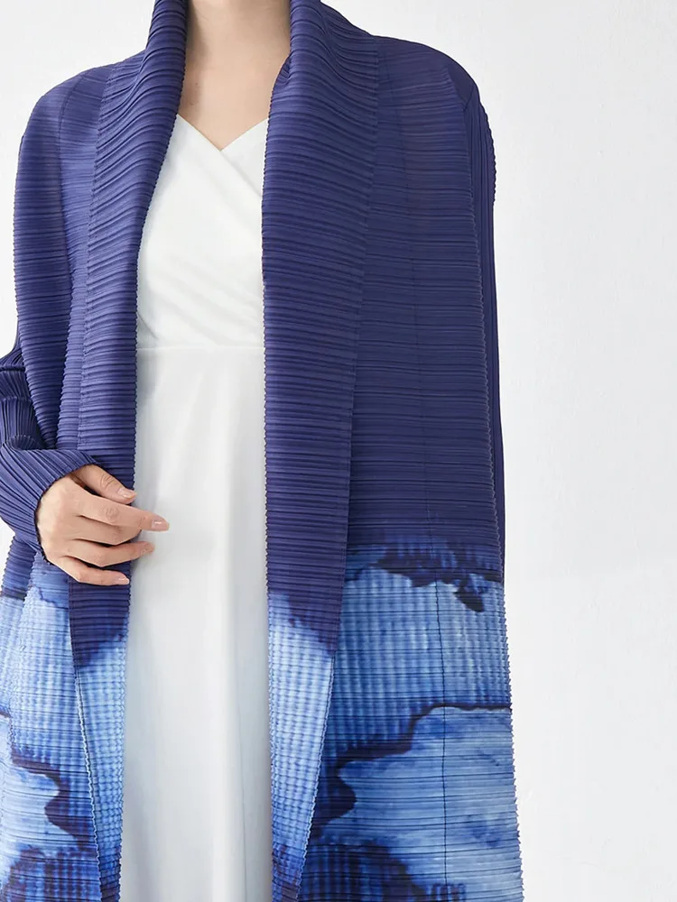 Cappotto lungo pieghettato con design con stampa blu per donna Sciarpa di moda Colletto Cintura Raccogliere la vita Giacca a vento di colore a contrasto 2024 Autunno Nuovo