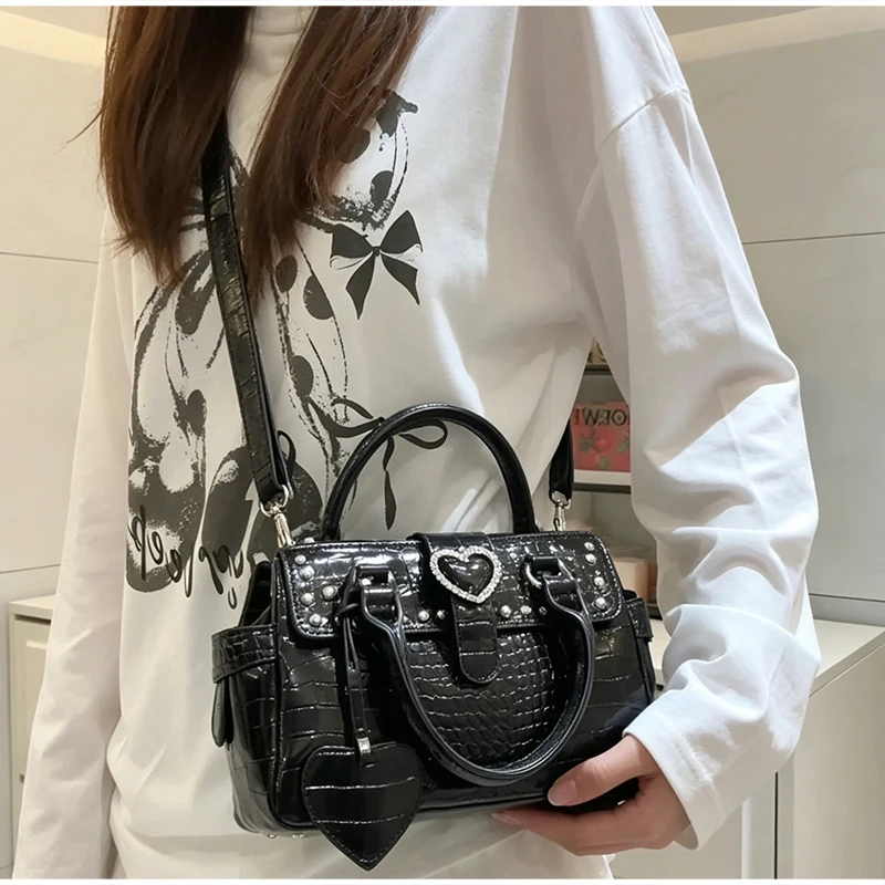 Damenhandtasche mit Krokodilprägung, Y2k Mädchen Exquisite Umhängetasche, Einfarbige Vielseitige Tragetasche mit Herz-Dekor – Detail 3