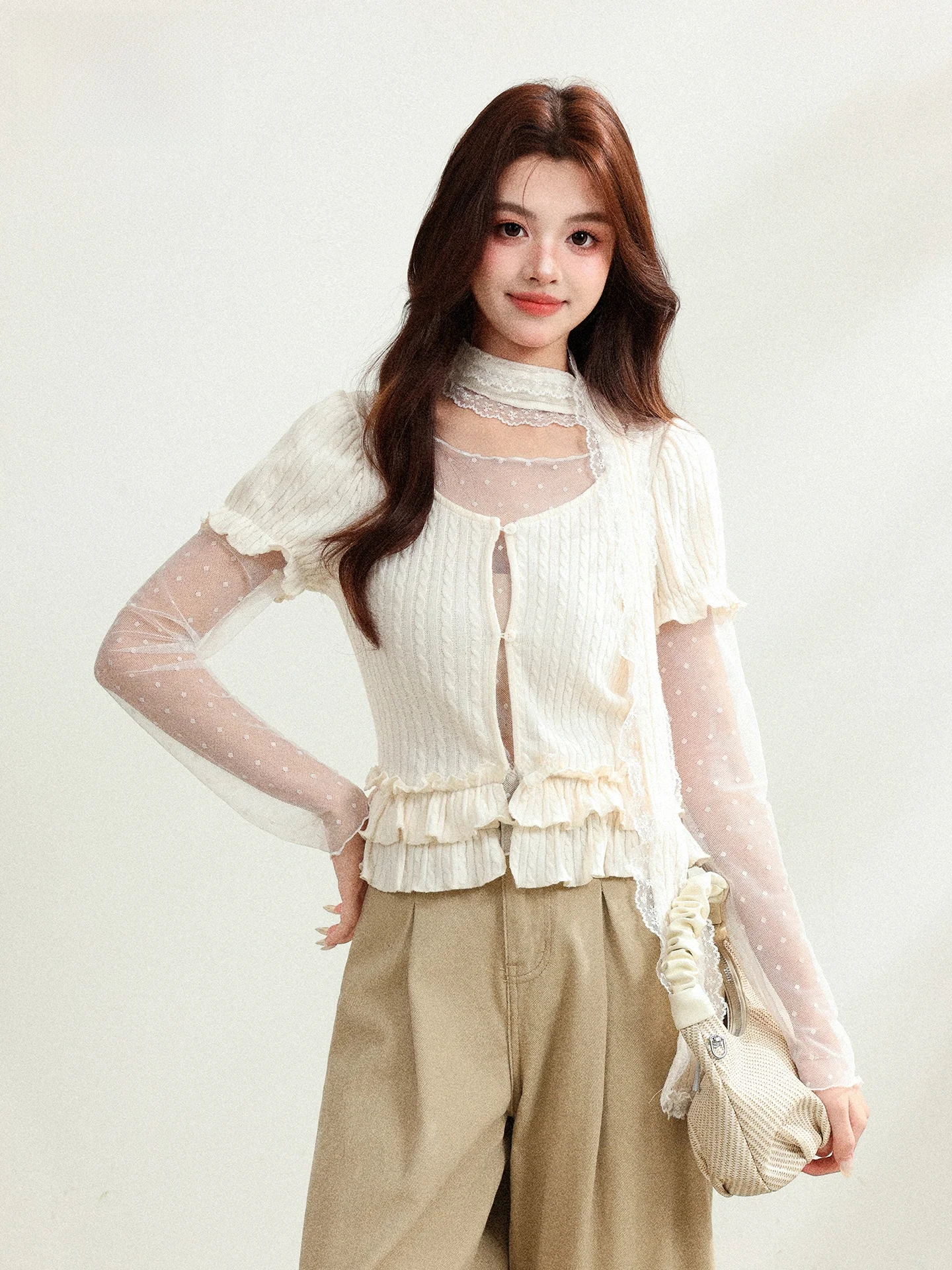 

Нежный комплект из двух предметов: кардиган с кружевными вставками и узором в горошек, приталенный крой, летняя коллекция, светло-коричневый цвет