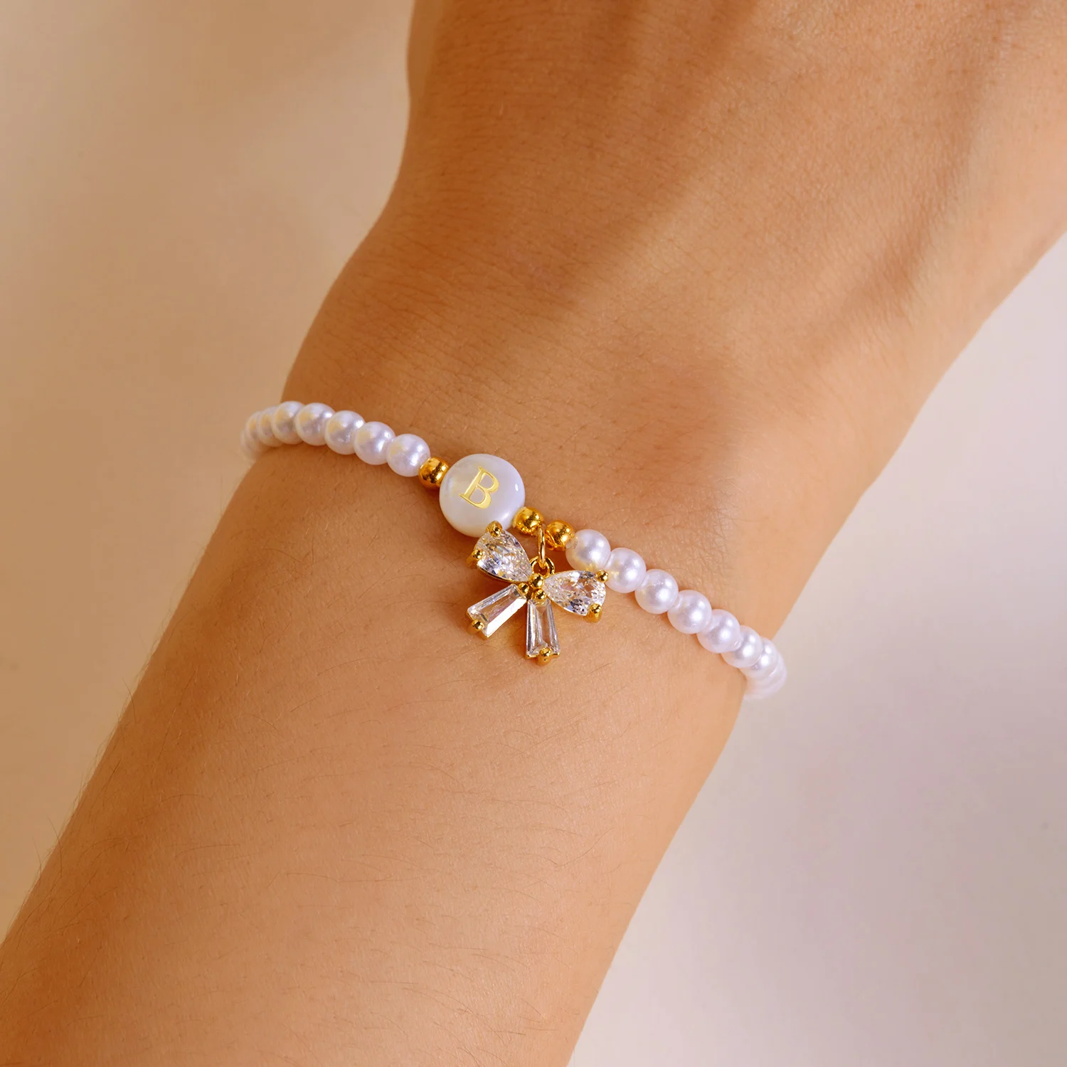 Zierliches Armband mit Imitationsperlen und 26 Buchstaben-Initialen für Damen, Luxuriöses Zirkon-Schleifenanhänger-Armband, Handgelenk-Schmuckgeschenk – Detail 7