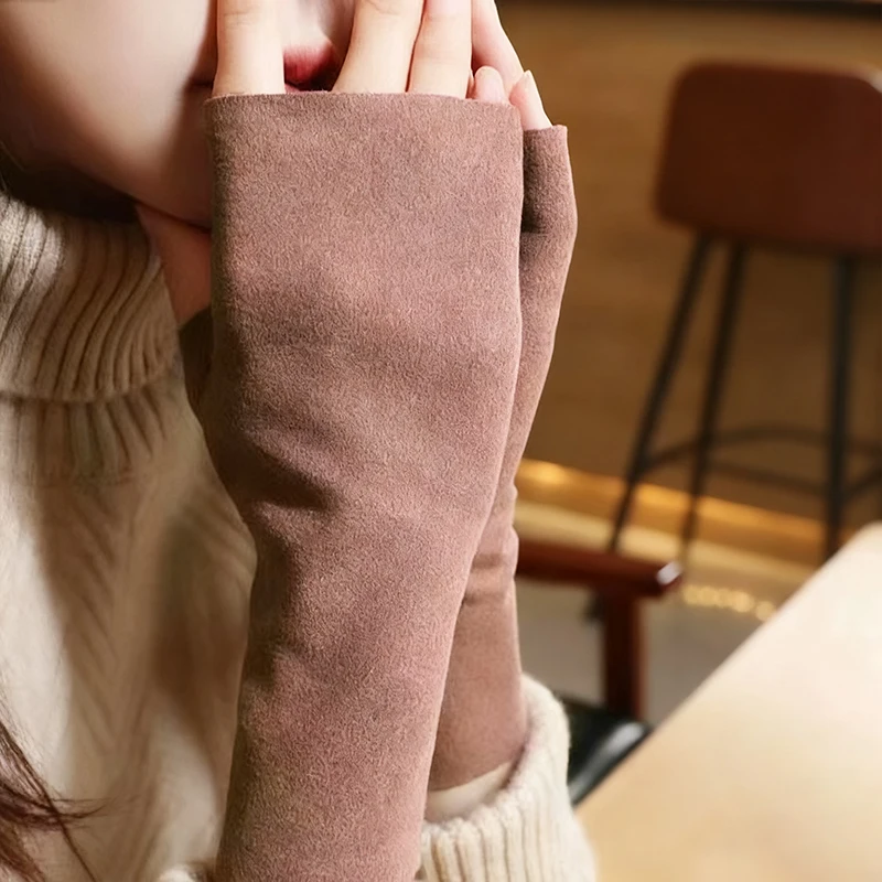 

1 пара осенне-зимних теплых мягких бархатных перчаток на половину пальцев для женщин, мягкая кожа, подходит для повседневного офиса, защиты запястий