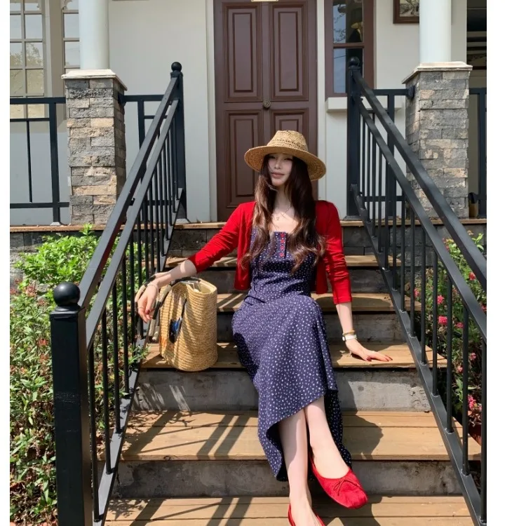 

Летний корейский шикарный ретро-комплект 2026: цветочный принт, топ на бретелях и кардиган с длинными рукавами для защиты от солнца, женская мода