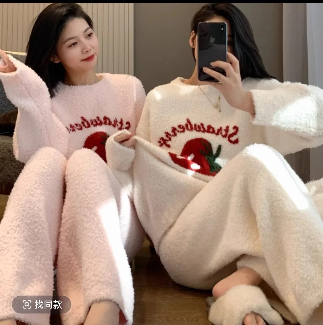 ملابس نوم نصف صوف بالفراولة للنساء في الخريف/الشتاء فضفاضة وصوف دافئة حلوة ولطيفة طقم مكون من قطعتين ملابس نوم