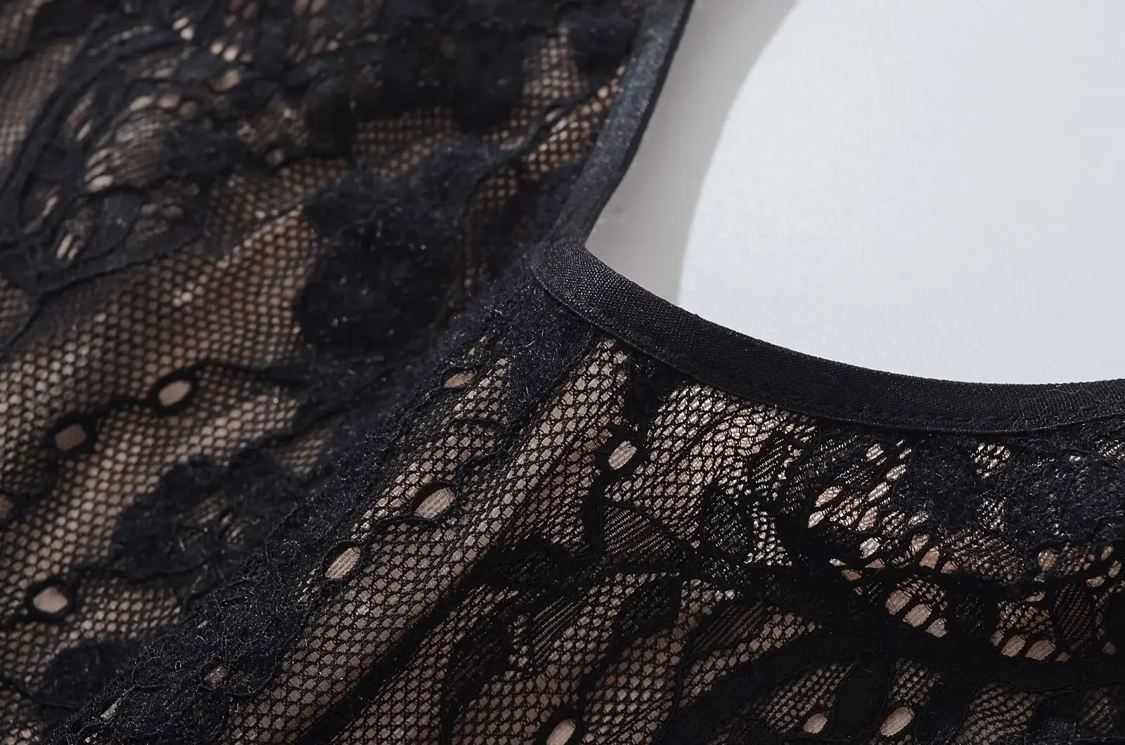 Sexy, durchsichtiger Spitzen-Bodysuit mit Futter, rückenfreier Spaghetti-Träger-Body, eng anliegender, kurzer Jumpsuit, figurbetonte Romper- und Playsuit-Modelle für Damen. – Detail 26