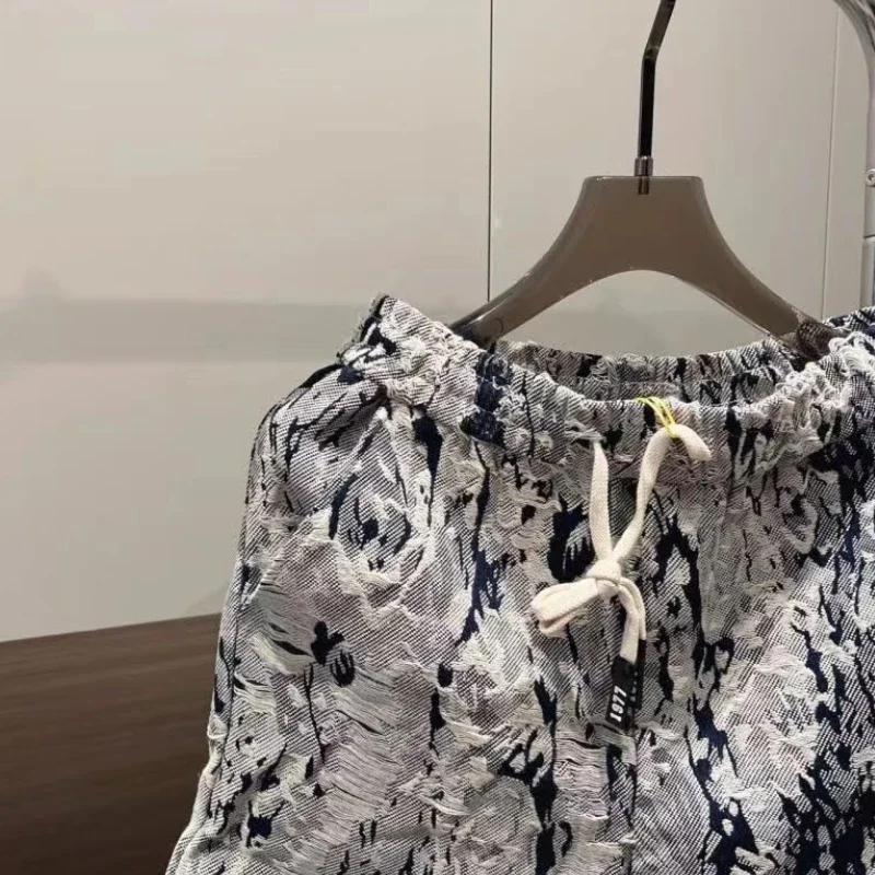 ゆったりとしたメンズデニムショートパンツ、ドローストリングとポケット付き、ルーズワイドトレンド2025、XXL、ストレッチ素材、ジッパー付き、メンズショートジーンズパンツ