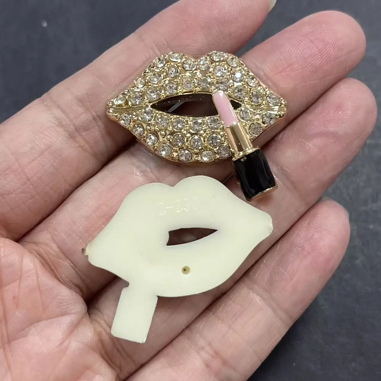 5pcs Resin Full Diamond Luxury Bling Lip with Lipstick Accessories Junk Phone Case Hole Shoes Bag Decoration Charm Crafts
