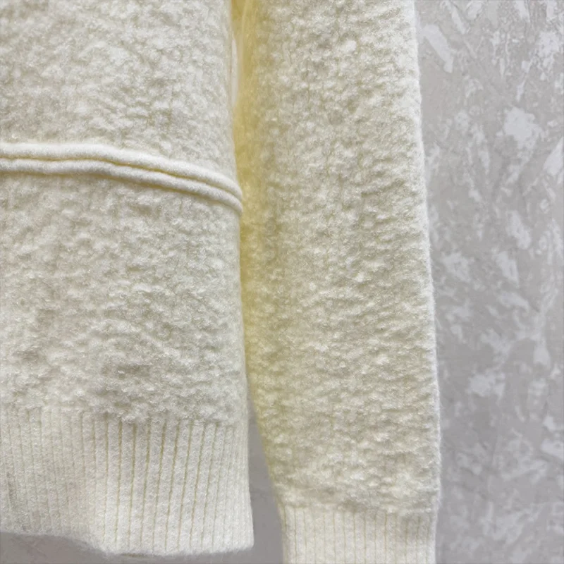 高品質の刺繍ロゴ入りレディースカーディガンセーター、暖かく快適、秋冬服 25120692