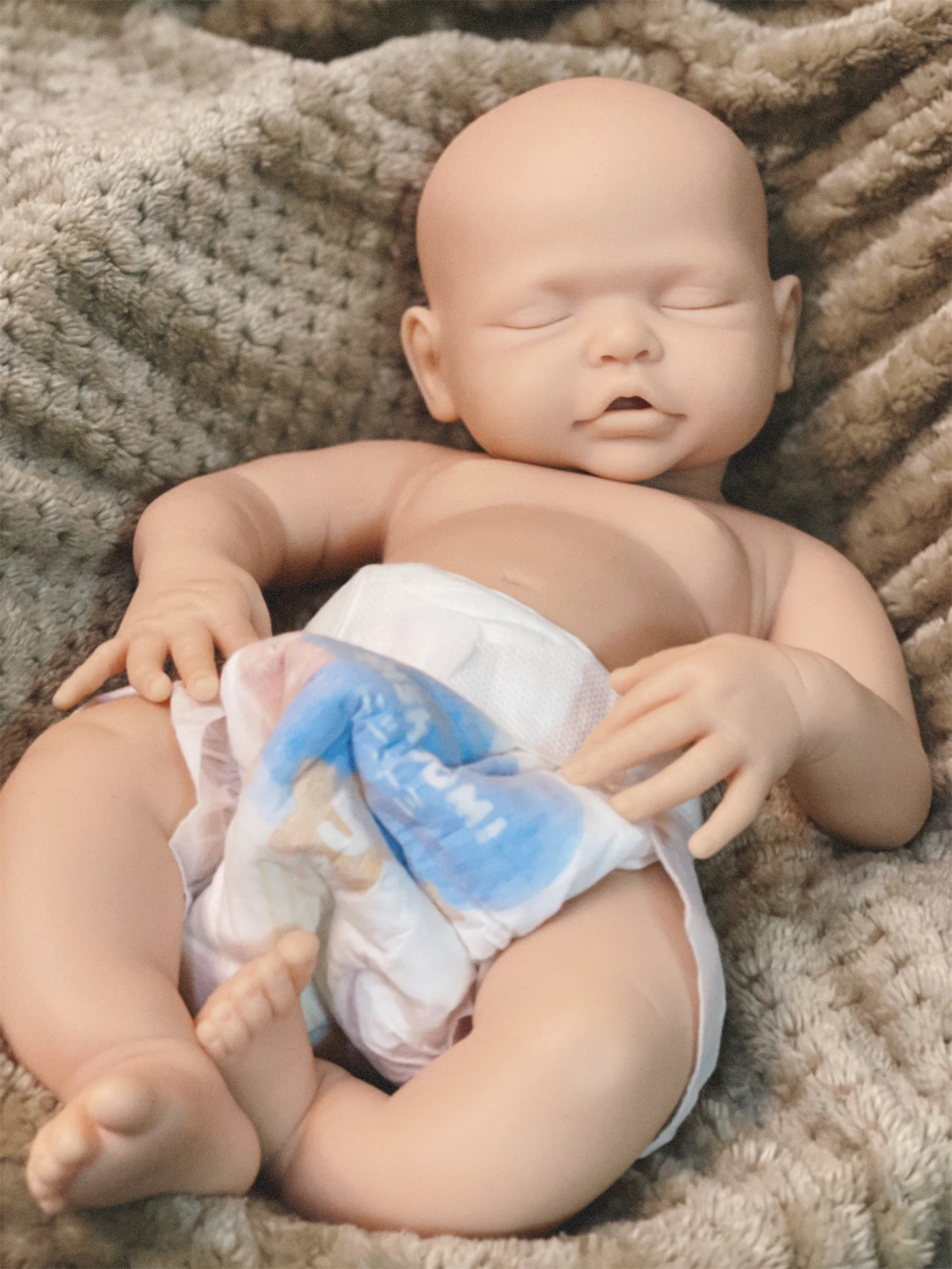 Attyi 16.7Inch Closed Eyes Unpainted Silicone Girl Doll With Soft Touching Feeling Handmade Waterproof bebe reborn doll