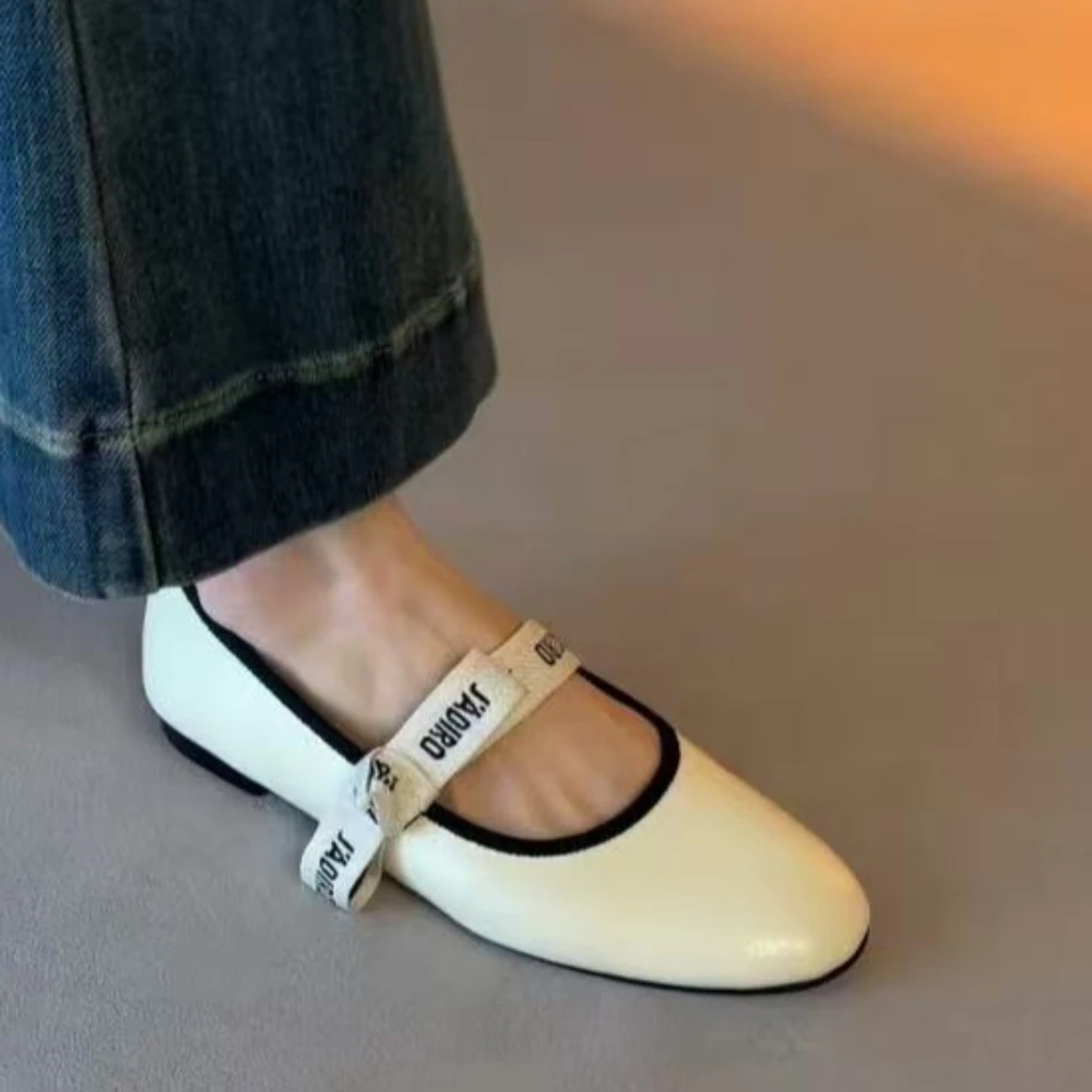 Image of 2026 Neue Komfortable Flache Ballerinas für Damen Elegantes Design Weiche Sohle Mary Jane Schuhe Luxus Designer Loafer für Damen