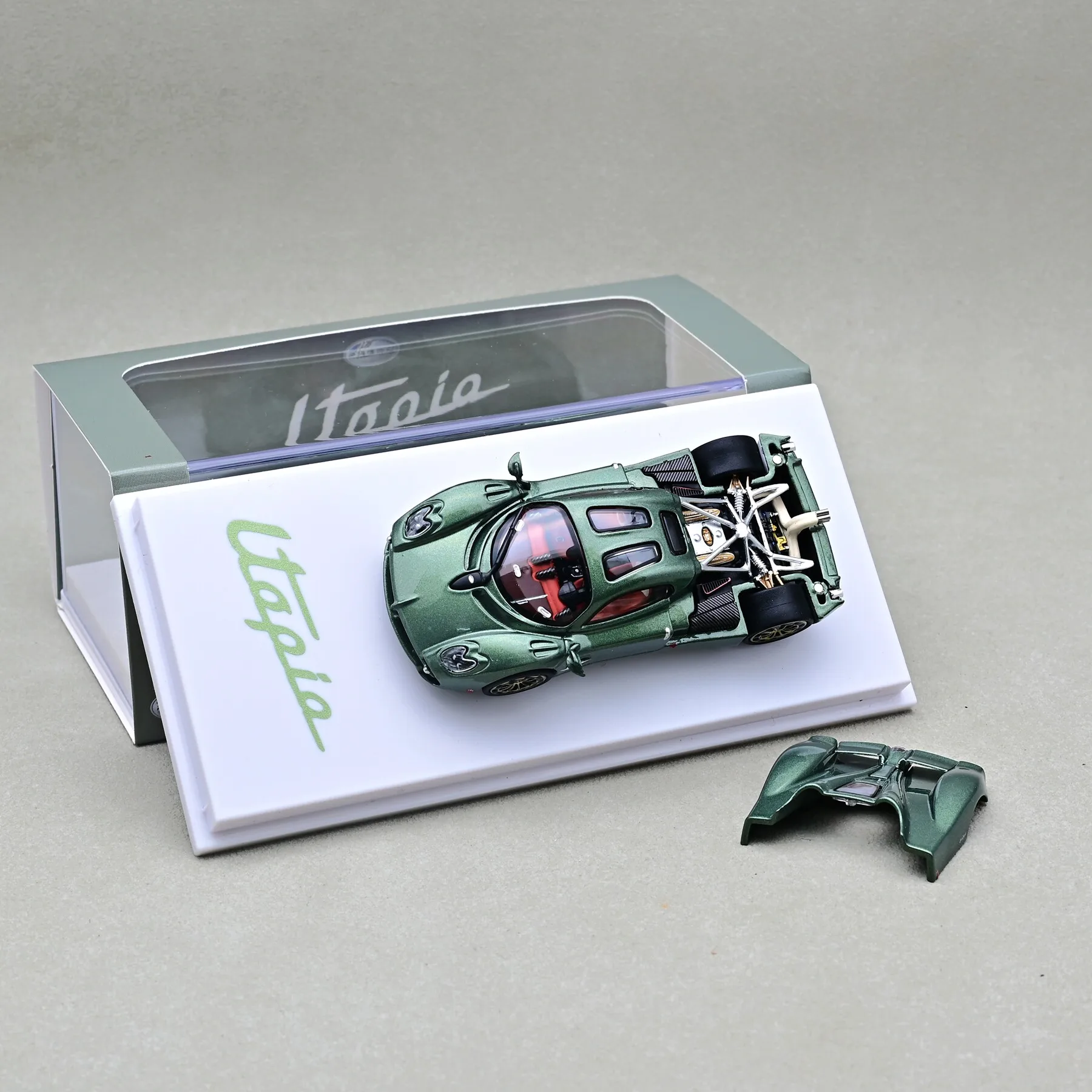 In stock: 1:64 New Utopia Utopia Metallic Green Alloy Static Car Model, Limited Edition, Gift.High-quality decorative items