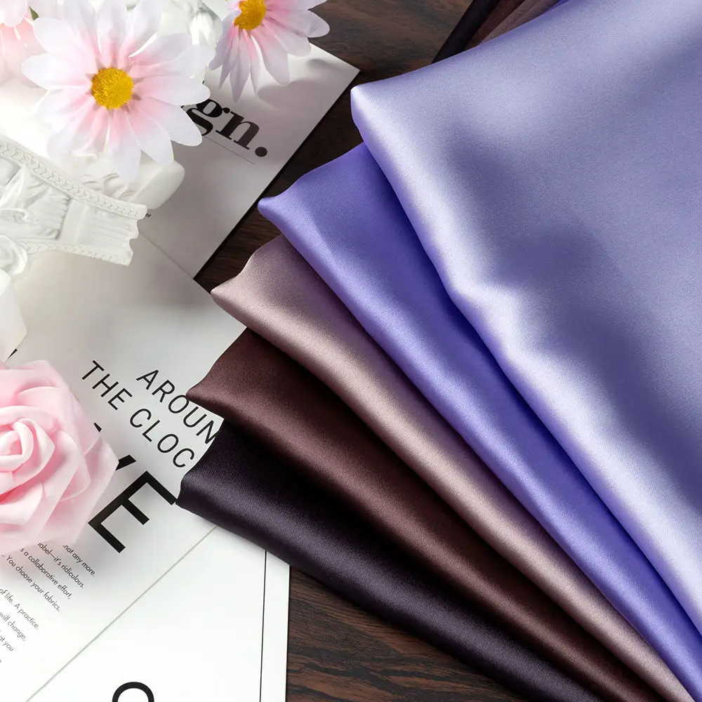 

Фиолетовая шелковистая ацетатная атласная ткань с глянцевым ощущением вертикального шитья, устойчивого к морщинам, ткань на бретельках, рубашка и брюки.