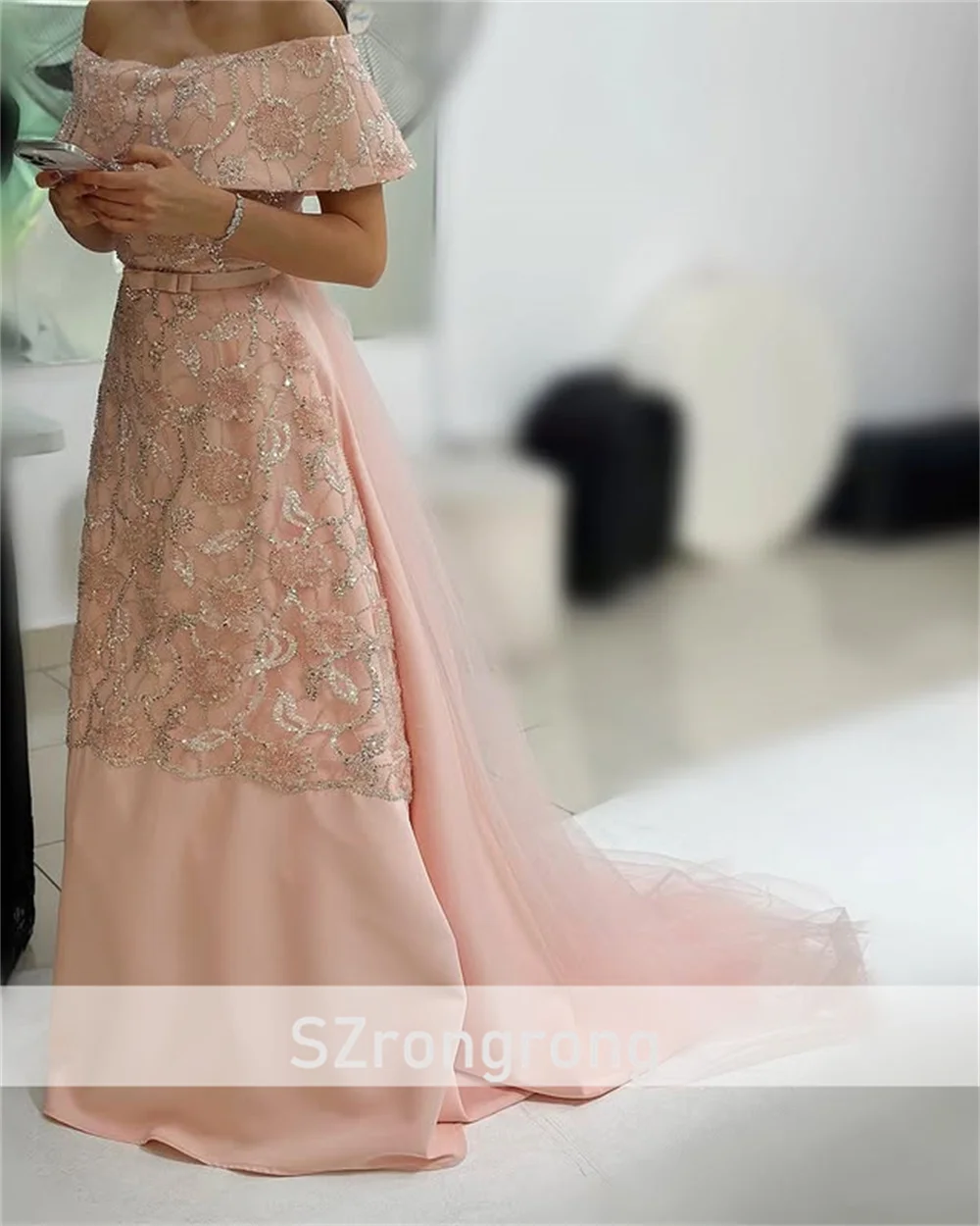 Vestido de fiesta de noche elegante con cuello barco, satén, lentejuelas florales, corte en A, sin espalda, vestido árabe de graduación con tren de barrido personalizado