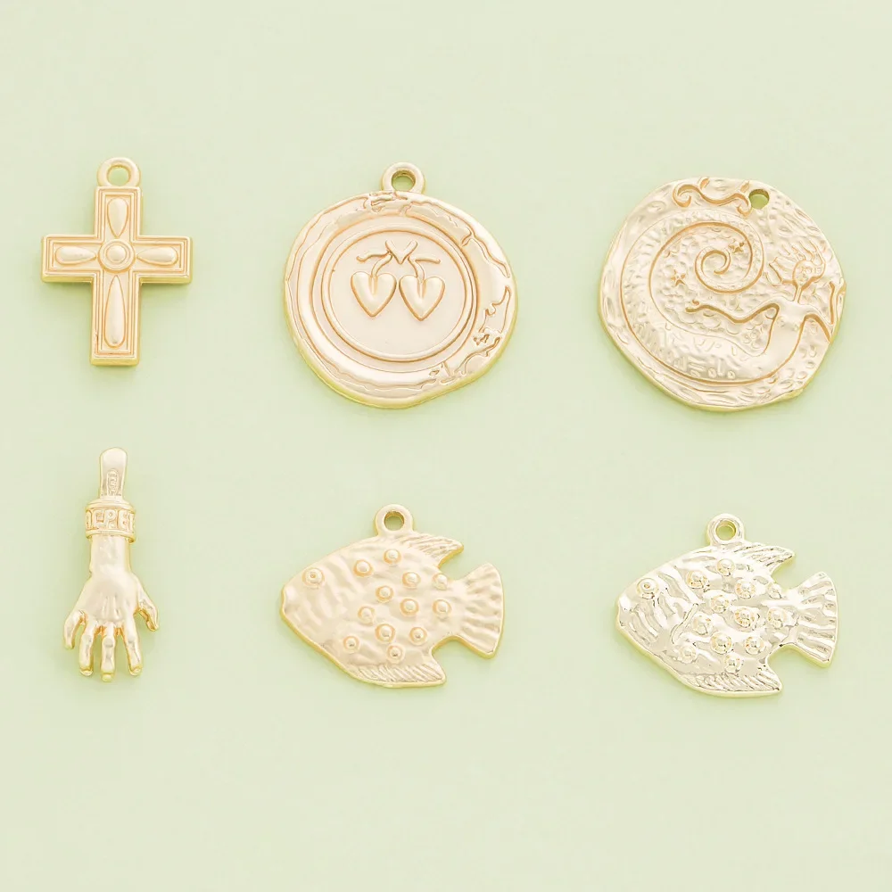 Abbigliamento e accessori moda retrò fai-da-te chic e unici, piccoli ciondoli di media lunghezza, con una personalità retrò